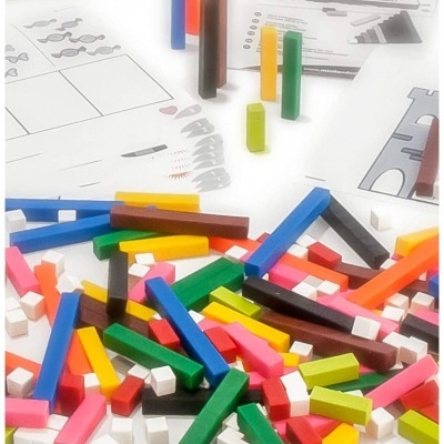 Peças coloridas retangulares para montagem com instruções em fundo branco