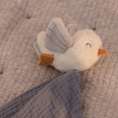 Brinquedo de peluche pássaro branco com tecido cinzento e rosa claro