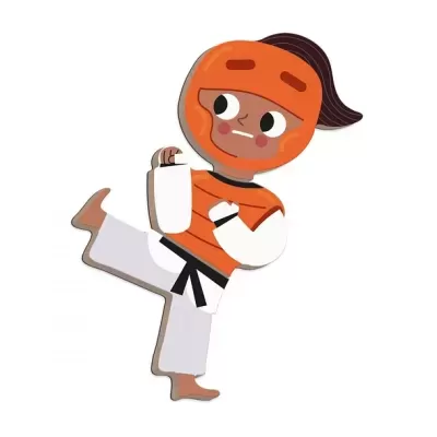 Criança animada praticando artes marciais com capacete e uniforme branco e laranja