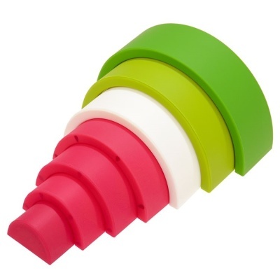 Blocos semicirculares coloridos empilhados em verde, limão, branco e rosa