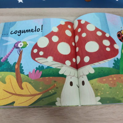 Ilustração colorida de cogumelos com carinhas e insetos em página de livro infantil