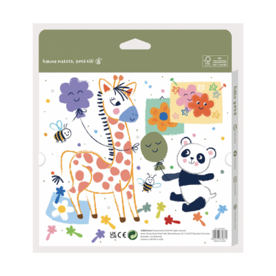 Pano tecido infantil com girafa e panda segurando balões coloridos em fundo branco com flores