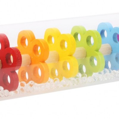 Brinquedo educativo tubo transparente com tampas de madeira e letras coloridas dentro