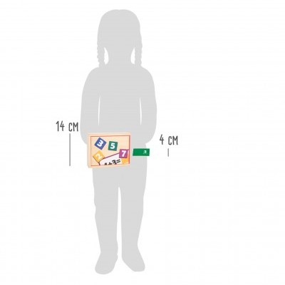 Criança segurando caixa colorida com números, dimensões 14 cm por 4 cm