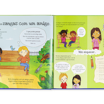 Livro ilustrado aberto sobre zangas entre amigos, texto em português e desenhos coloridos de crianças no parque