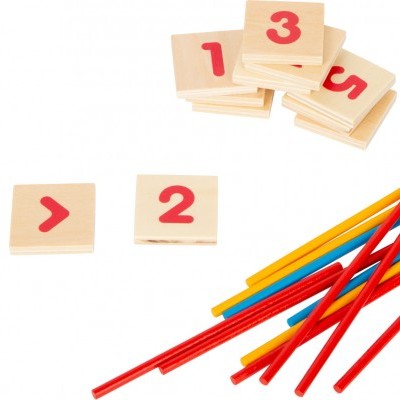Peças de madeira com números e palitos coloridos sobre fundo branco
