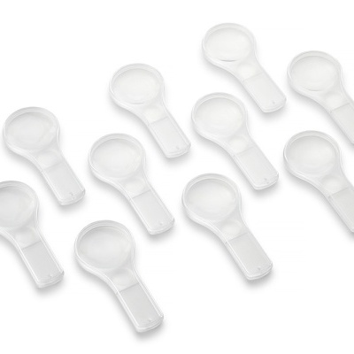 Dez mini pipetas de plástico branco transparente em fundo branco