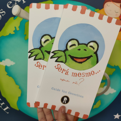 Capa de livro infantil com rã verde sorridente e título 'Será mesmo... uma rã?'