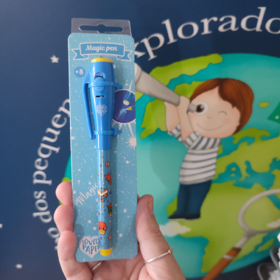 Caneta mágica azul embalada com desenho de criança a usar telescópio em fundo azul