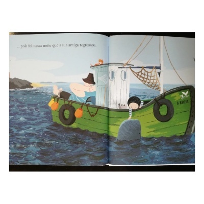 Ilustração de um livro infantil com um barco verde e branco no mar e texto em português