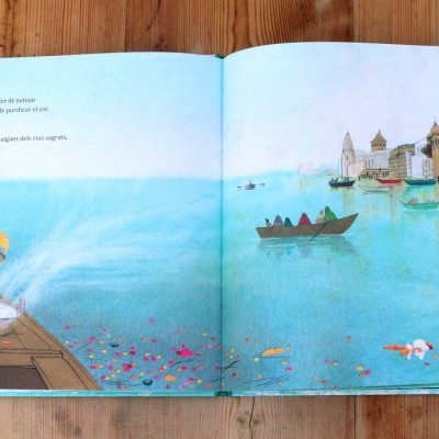 Livro aberto com ilustração colorida e texto em português.