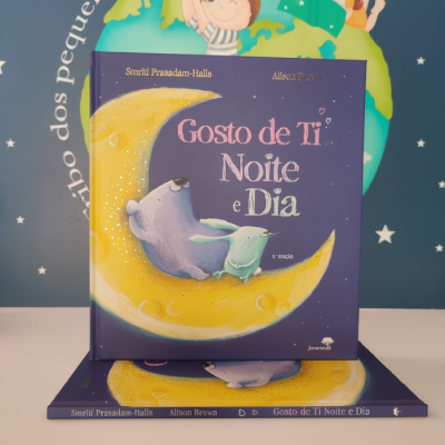 Capa de livro infantil azul com ilustração de ursos na lua amarela e texto Gosto de Ti Noite e Dia