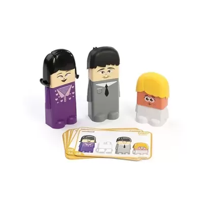 Três figuras de brinquedo em plástico com quatro cartas ilustrativas à frente