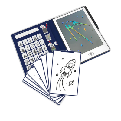 Livro interativo azul com tablet e cartas de desenhos de foguetes para colorir