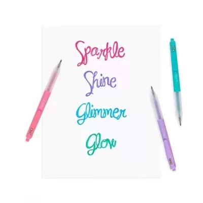 Quatro canetas coloridas com palavras coloridas escritas numa folha branca.