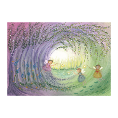 Ilustração de três fadas dentro de um túnel florido com ramos e folhas verdes