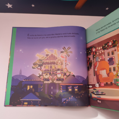 Página de livro infantil mostrando casa decorada no Natal com texto em português