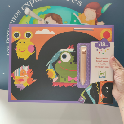 Jogo infantil de cartas para rascar com caneta cor-de-rosa embalada em caixa com desenhos coloridos