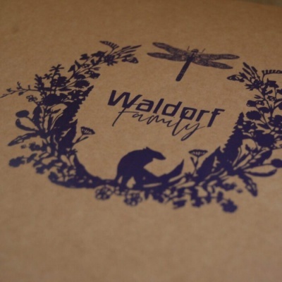 Caixa de cartão com desenho floral, urso, libélula e texto Waldorf family
