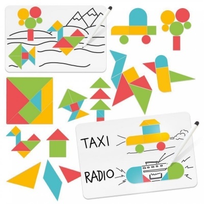 Peças geométricas coloridas com placas brancas e desenhos preto e texto TAXI RADIO