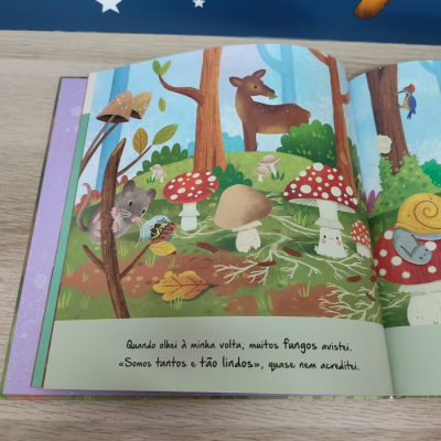 Página de livro infantil com ilustração de floresta com cogumelos e animais e texto em português