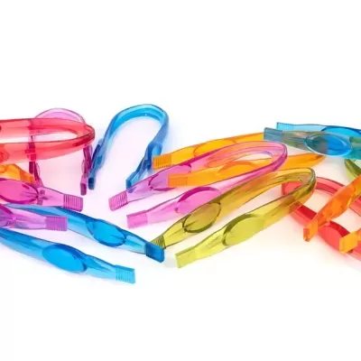 Pinças organizadoras coloridas transparentes de plástico sobre fundo branco.