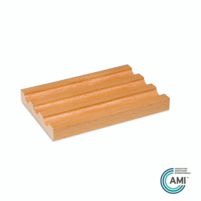 bloco de madeira clara com ranhuras para suporte e logótipo AMI