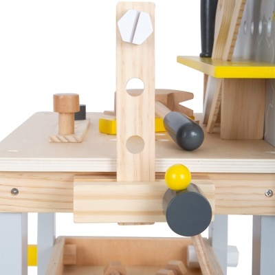 Bancada de trabalho de brinquedo de madeira com ferramentas coloridas