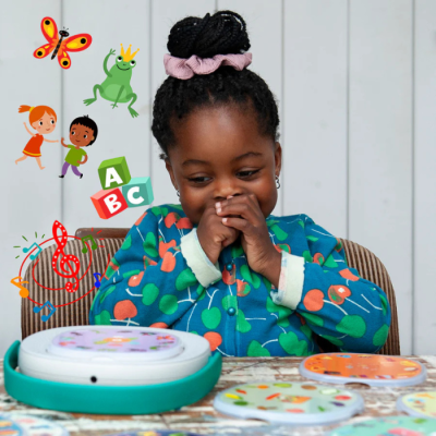 Menina a brincar com leitor de música e discos coloridos numa mesa