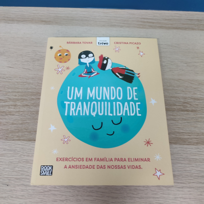 Capa de livro amarelo com ilustração e texto em português.