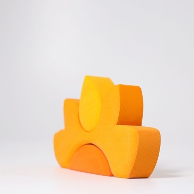Peças de madeira geométricas laranjas empilhadas sobre fundo branco