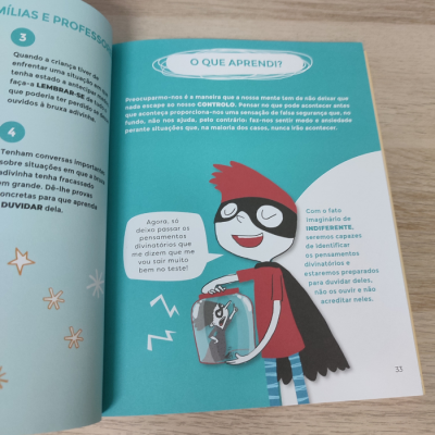 Páginas de livro com ilustração de personagem com máscara e texto em português sobre aprendizagem.
