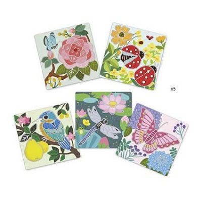 Cinco azulejos quadrados com desenhos de flores e animais coloridos