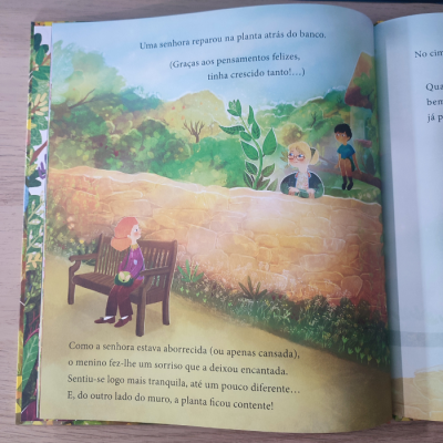 Ilustração colorida de página de livro infantil com senhora sentada em banco e duas pessoas atrás de muro de pedra