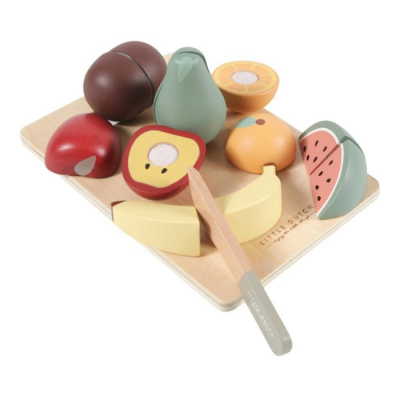 Brinquedo de frutas de madeira para cortar num tabuleiro