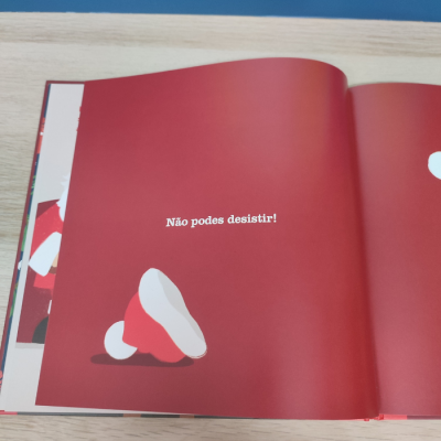 Livro aberto com texto e ilustração de cogumelo em fundo vermelho