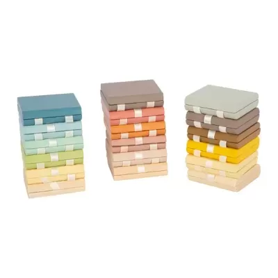 Pilhas de toalhas dobradas em cores pastel e neutras