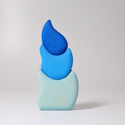 Escultura de madeira em três peças azuis empilhadas em fundo branco