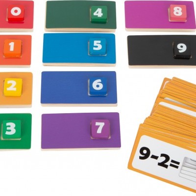 Blocos coloridos numerados (0 a 9) com cartões de exercícios matemáticos laranja
