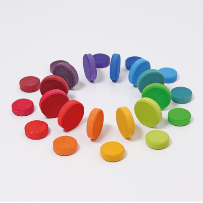 Discos de madeira coloridos em semicírculo