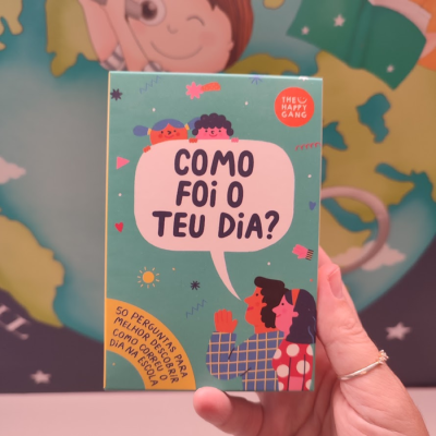 Caixa de jogo de cartas verde com texto e ilustrações de pessoas