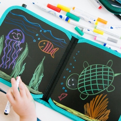 caderno de desenho portátil com desenhos de animais marinhos coloridos feito com marcadores