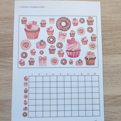 Folha de atividade com desenhos coloridos de doces e tabela para contar quantidades