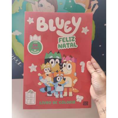 Livro de colorir Bluey Feliz Natal com personagens da série e capa vermelha