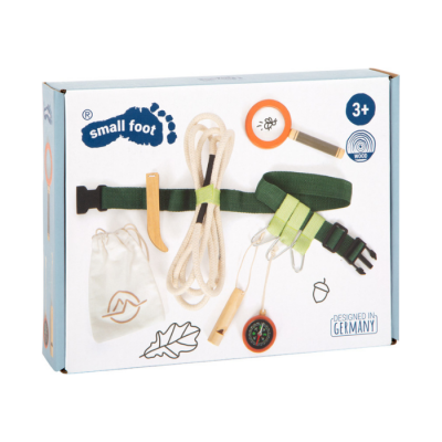 Conjunto de brinquedos Small Foot com corda, lupa, bússola, cinto verde e saco branco numa caixa