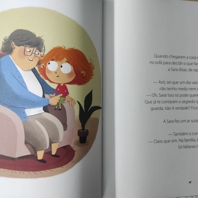 Ilustração de idosa e criança sentadas num sofá em livro infantil com texto em português