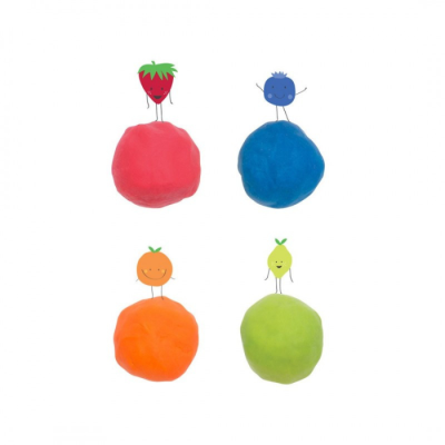 Quatro bolas coloridas de massa com figuras decorativas de frutas no topo