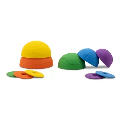 Peças coloridas semicirculares e anéis sobre fundo branco