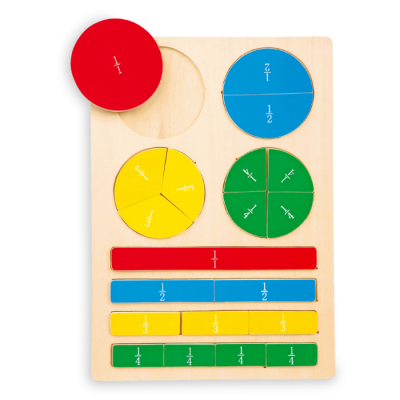 Tabuleiro de madeira com peças de frações coloridas para aprendizagem.