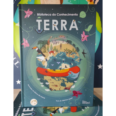 Capa de livro azul esverdeado com ilustração de Terra e animais